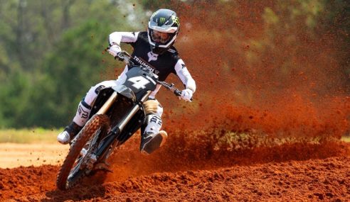 Triumph muestra su moto de motocross en acción