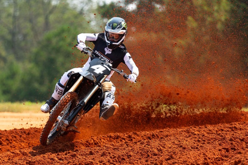 Triumph muestra su moto de motocross en acción
