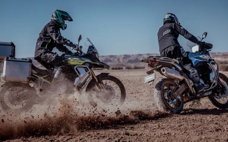 Con un precio de derribo de 8.888 euros, esta equipadísima trail china de 95 CV ya está entre las 10 motos más vendidas en España